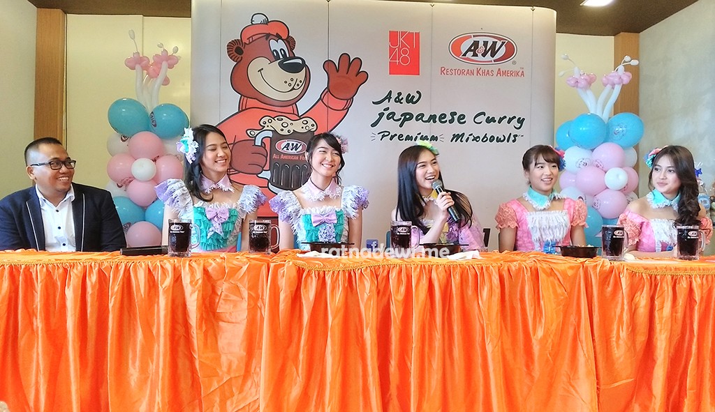 Top 5 JKT48 bersama Pak Suryo Wiratno saat launching Japanese Curry Premium Mixbowl